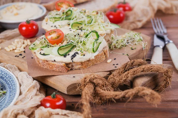 Sağlıklı vejetaryen bruschettas ekmek, mikro Yeşiller, humus,