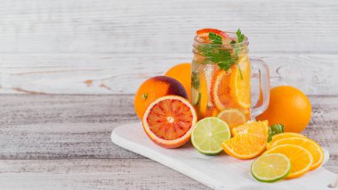 Narenciye meyve ve otlar su detoks ya da cam bottl diyet için