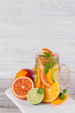 Narenciye meyve ve otlar su detoks ya da cam bottl diyet için