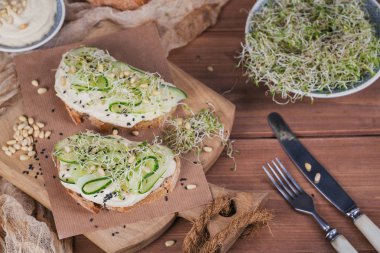 Sağlıklı vejetaryen bruschettas ekmek, mikro Yeşiller, humus,