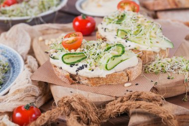 Sağlıklı vejetaryen bruschettas ekmek, mikro Yeşiller, humus,