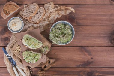 Sağlıklı vejetaryen bruschettas ekmek, mikro Yeşiller, humus,