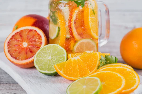 Citrus gyümölcsök és gyógynövények víz, méregtelenítő vagy az üveg bottl Fogyókúra — Stock Fotó