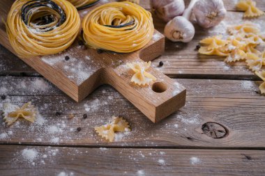 Ham ev yapımı makarna un, sarımsak ve baharat ile