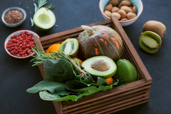 Alimento ecológico para agricultores sanos: frutas, verduras, semillas, superalimentos — Foto de Stock