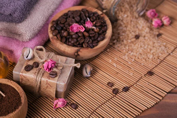 Natürliche handgemachte Seife, aromatisches Kosmetiköl, Meersalz mit Coff — Stockfoto