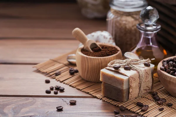 Jabón natural hecho a mano, aceite cosmético aromático, sal marina con granos de café — Foto de Stock