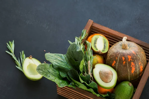 Alimento ecológico para agricultores sanos: frutas, verduras, semillas, superalimentos — Foto de Stock
