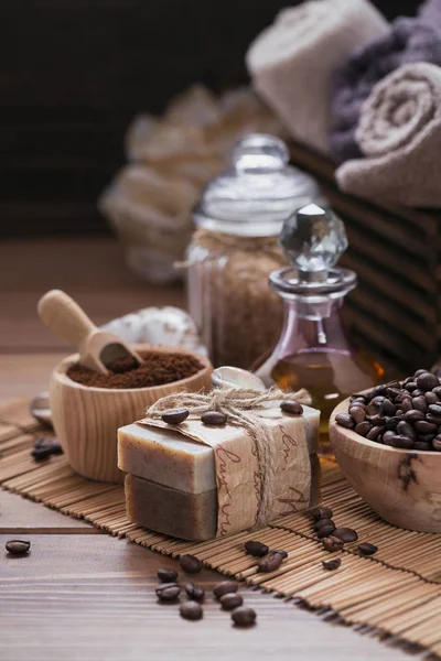 Jabón natural hecho a mano, aceite cosmético aromático, sal marina con granos de café — Foto de Stock