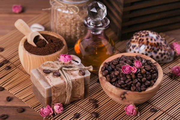 Jabón natural hecho a mano, aceite cosmético aromático, sal marina con granos de café — Foto de Stock
