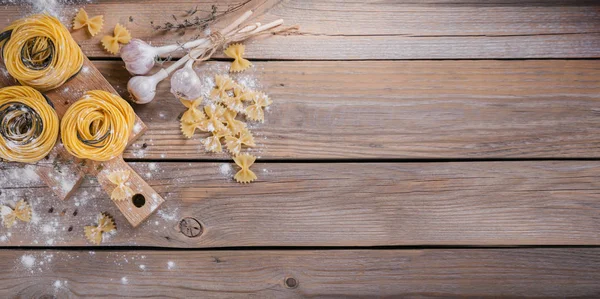 Ruwe huisgemaakte pasta met bloem, knoflook en kruiden — Stockfoto