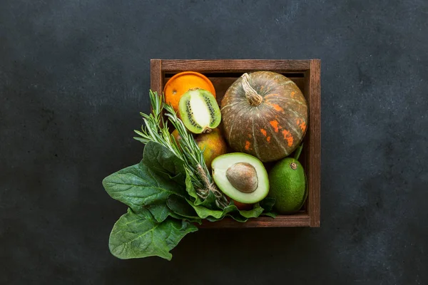 Здорове фермерське органічне харчування: фрукти, овочі, насіння, суперпродукти — стокове фото