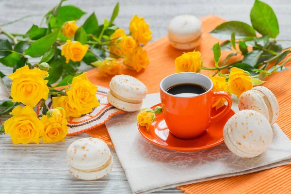 Turuncu fincan sade kahve, Sarı Gül çiçek ve tatlı pastel Fransızca macaroons