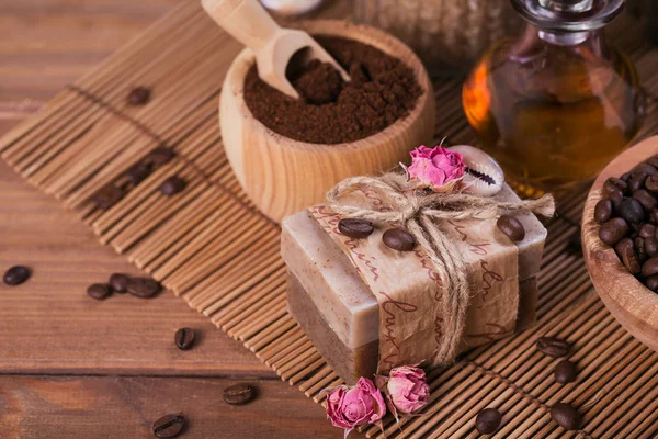 Natürliche handgemachte Seife, aromatisches Kosmetiköl, Meersalz mit Coff — Stockfoto