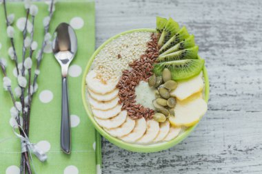 Yeşil smoothie kase kivi, muz, elma ve tohum f ile tepesinde