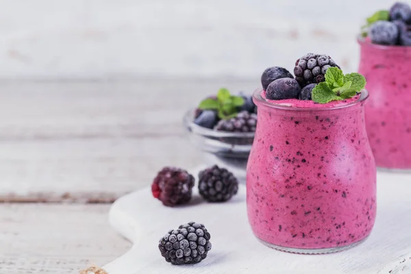 Bogyós smoothie, egészséges méregtelenítés joghurt ital, diéta vagy vegán étel c — Stock Fotó