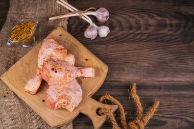 Çiğ patates ve sarımsak ile marine edilmiş tavuk budu