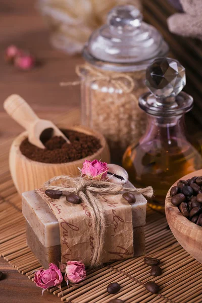 Jabón natural hecho a mano, aceite cosmético aromático, sal marina con coff — Foto de Stock