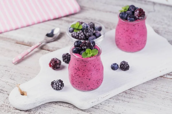 Batido de bagas, bebida saudável de iogurte de desintoxicação, dieta ou comida vegana c — Fotografia de Stock