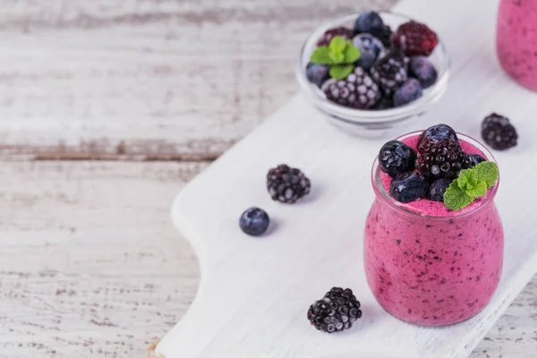 Berry smoothie, ποτό με γιαούρτι υγιείς detox, δίαιτα ή vegan τροφίμων c — Φωτογραφία Αρχείου