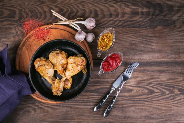 Patas Pollo Frito Con Salsas Sartén Sobre Mesa Madera Vista — Foto de Stock