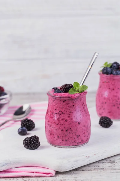 Bogyós Smoothie Egészséges Méregtelenítő Joghurt Ital Diéta Vagy Vegán Ételek — Stock Fotó