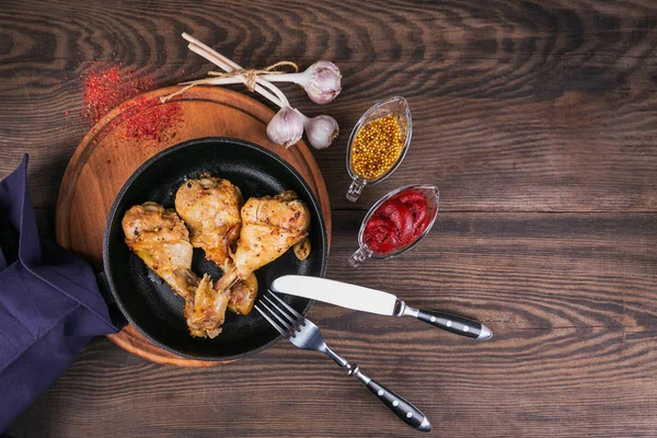 Patas Pollo Frito Con Salsas Sartén Sobre Mesa Madera Vista — Foto de Stock