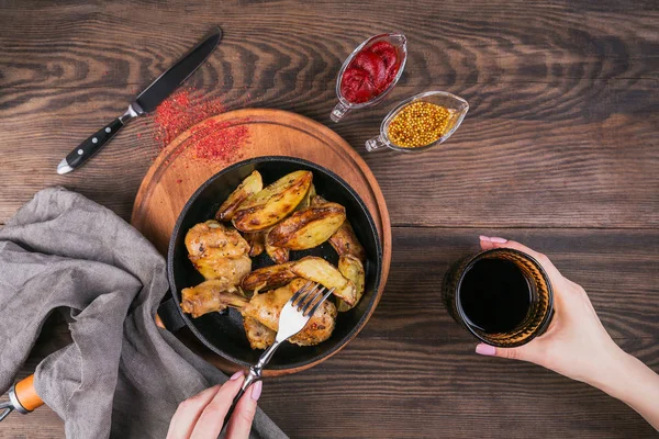 Gebakken Kip Poten Met Gebakken Aardappelen Pan Houten Tafel Vrouwtjes — Stockfoto