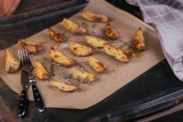 Lezzetli Fırında Patates Otlar Parşömen Kağıt Üzerine Tuz — Stok fotoğraf