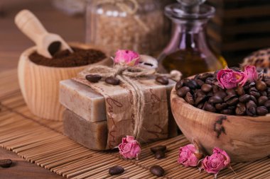 Doğal el yapımı Sabun, aromatik Kozmetik yağı, rustik ahşap zemin üzerine kahve çekirdekleri ile deniz tuzu. Sağlıklı cilt bakımı. Sauna ve Spa konsept.