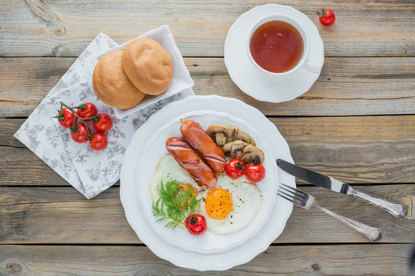 Sahanda Yumurta Sosis Mantar Izgara Domates Çay Rustik Ahşap Masa — Stok fotoğraf