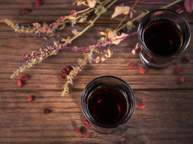 Farklı doğal maddeler ile bitkisel acı likörü.