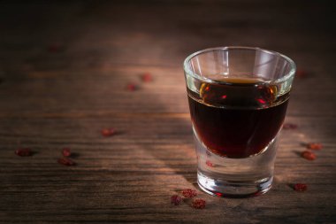 Farklı doğal maddeler ile bitkisel acı likörü.