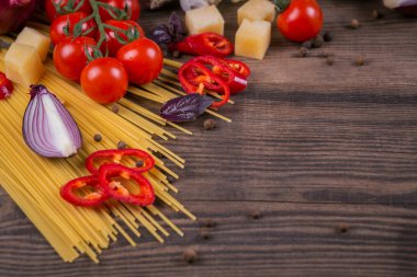 -Spagetti için malzemeler pişmemiş makarna, domates, zeytin yağı