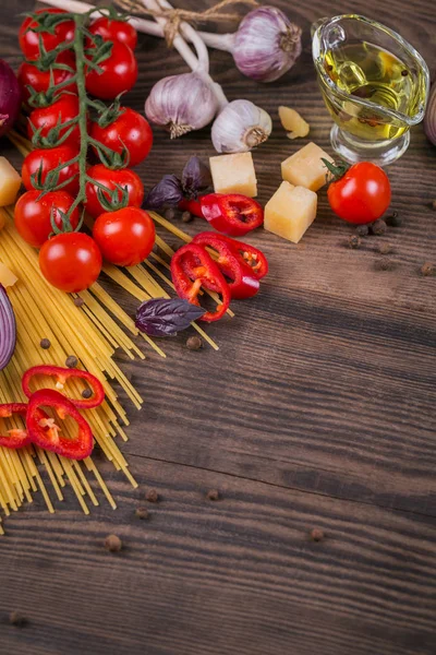 Hozzávalókat Főzés spagetti - nyers tészta, paradicsom, olívaolaj — Stock Fotó