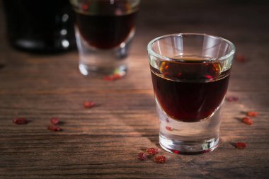 Farklı doğal maddeler ile bitkisel acı likörü.