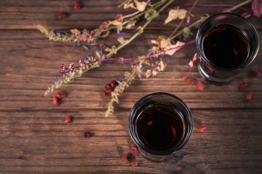 Farklı doğal maddeler ile bitkisel acı likörü.