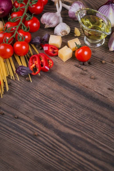 Ingredientes para cozinhar espaguete - massa crua, tomate, azeite — Fotografia de Stock