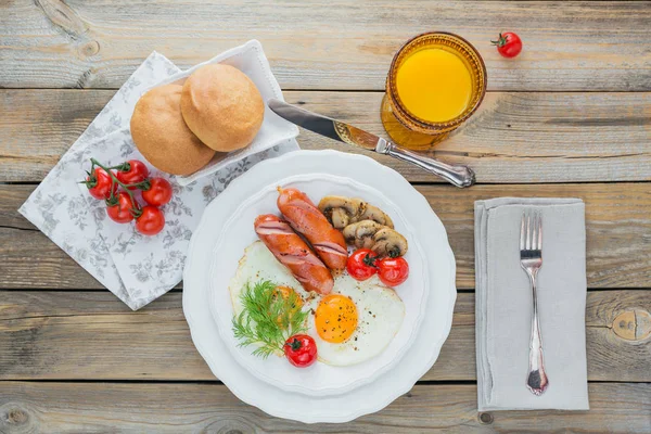 English breakfast with fried eggs, sausages, mushrooms, grilled — Stock Photo, Image