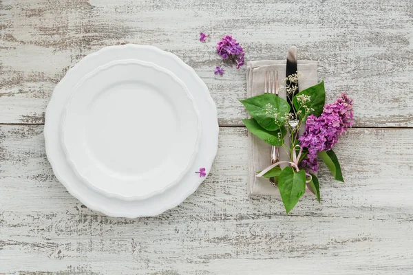 라일락 꽃과 소박한 테이블 설정 — 스톡 사진