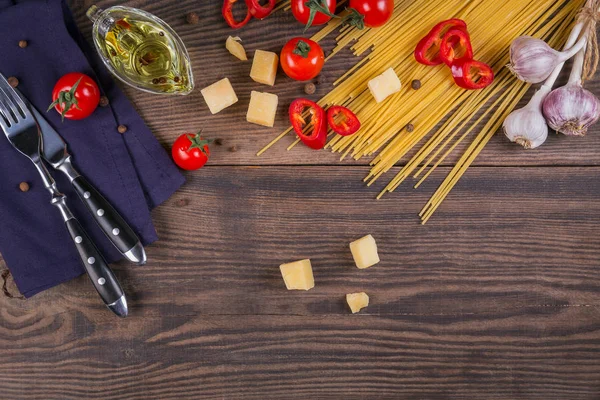 -Spagetti için malzemeler pişmemiş makarna, domates, zeytin yağı — Stok fotoğraf