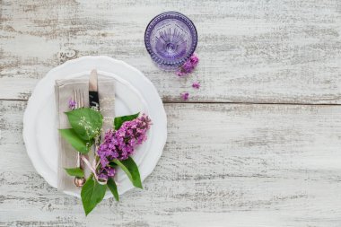 Eflatun çiçekli rustik Tablo ayarı