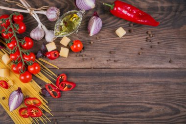 -Spagetti için malzemeler pişmemiş makarna, domates, zeytin yağı