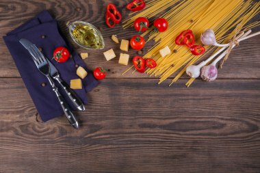 -Spagetti için malzemeler pişmemiş makarna, domates, zeytin yağı