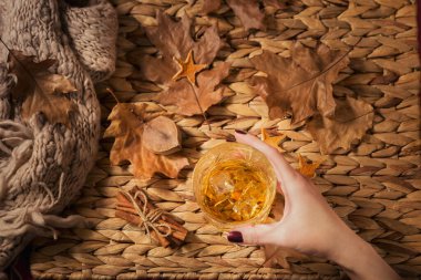 Viski, brendi ya da likör, baharatlar ve süslemeler...