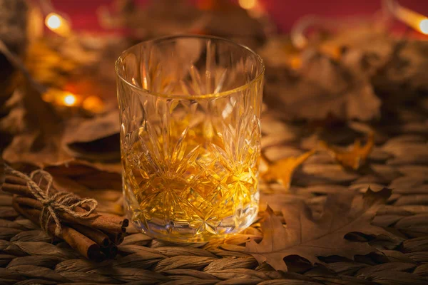 Viski, brendi ya da likör, baharatlar ve sonbahar süslemeleri — Stok fotoğraf
