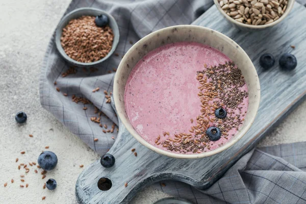 Rosa Joghurt-Smoothie-Schale mit frischen Blaubeeren und Samen — Stockfoto