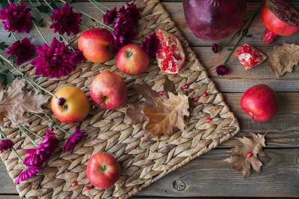 Ernte von roten Äpfeln, Grapefruit mit Herbstblättern und Blumen — Stockfoto