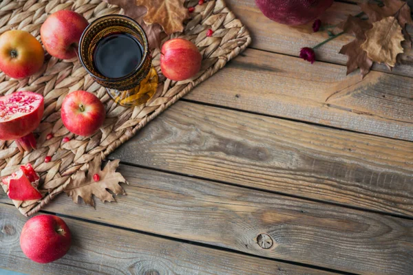 Copa de vino tinto, manzanas, pomelos, hojas de otoño y flores — Foto de Stock
