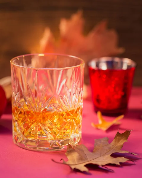Ett glas whisky eller bourbon, kryddor och dekoration på mörk bas — Stockfoto